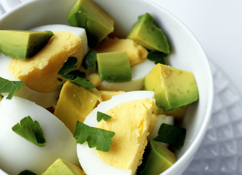 Insalata con avocado e uova sulla dieta proteica