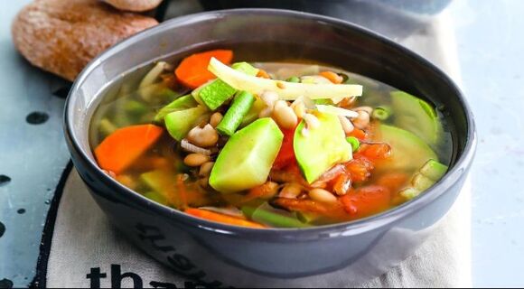 Zuppa di verdure - un primo piatto semplice del menù dietetico Maggi