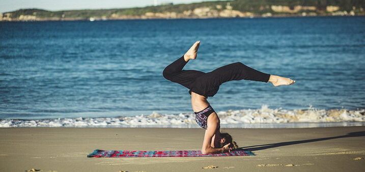 Yoga all'aperto per perdere peso